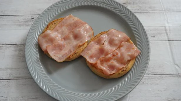 イングリッシュマフィンにまずはベーコン