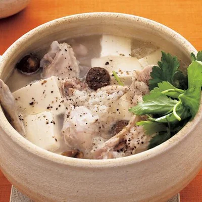 【画像を見る】もち米入りのとろとろのスープがおいしい「簡単サムゲタン」