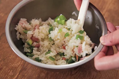 ご飯に具材を入れて混ぜご飯を作る。【ミニトマトドリア】