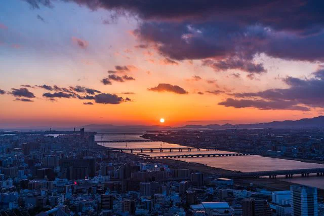 なぜ空は青く夕焼けは赤く見える?