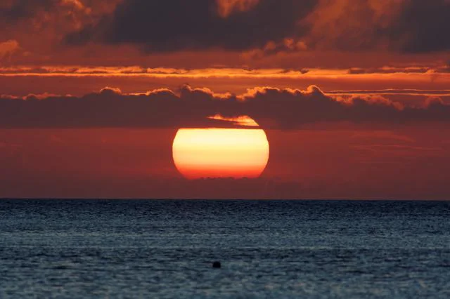 沈む太陽はなぜ大きく見える?