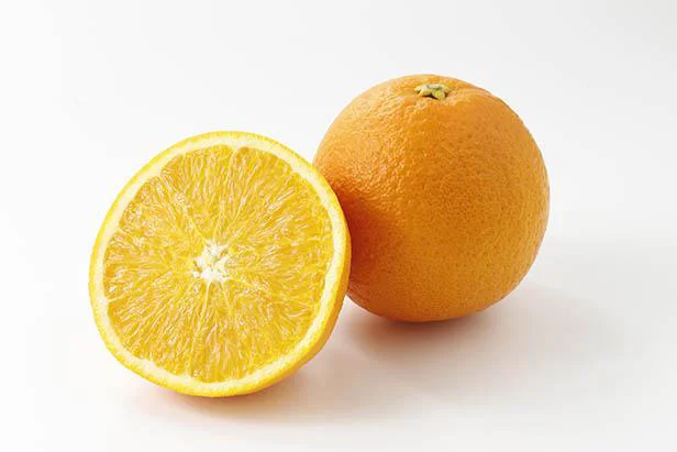 普通のオレンジに比べて縦長。種が少なめなので食べやすい「ネーブル」