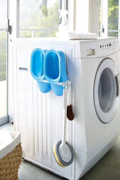 置き場所に困るものをまとめて浮かせて収納