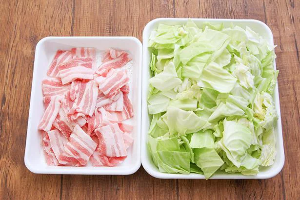 キャベツは3~4cm四方に、豚肉は5cm幅に切る