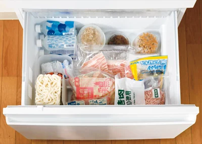 冷蔵庫の冷凍室では、肉や魚の保存場所を大きく確保し、そのほかの常備食材は指定席を決めてあげることで見つけやすくなり、フードロスを防ぎやすくなるそう。