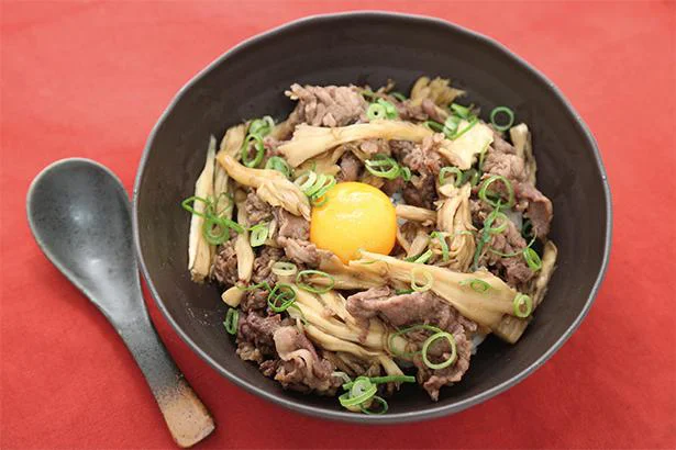 誰でも簡単に味が決まる！「牛肉とまいたけのすき焼き丼」／15分でできるゆる定食レシピ（7）