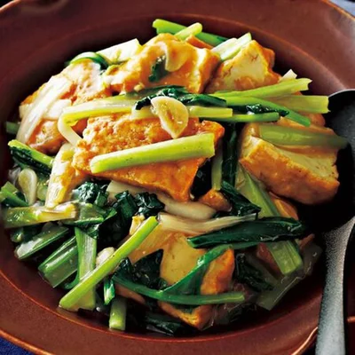 【画像を見る】オイスターソースのコクうまおかず「厚揚げと小松菜の中華煮」
