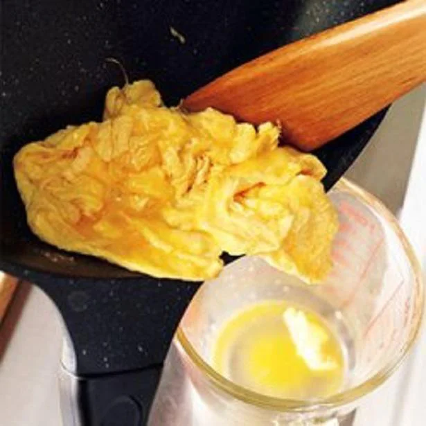 卵は加熱し過ぎるとかたくなるので、最初に半熟に炒めて取り出しておく。卵は計量カップやボウルに溶きほぐし、炒めたあとにそこに取り出すようにすると、洗いものが少なくてすむ