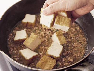 ひき肉をポロポロになるまでしっかり炒めてから厚揚げを加えると、厚揚げにあんがからみやすい 