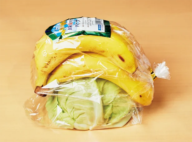 「バナナはキャベツにおんぶ技!」重量があるうえ傷みやすいバナナをやさしくアシストするのは、キャベツなどかたくて丸いもの。