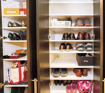 玄関になくてもよいアイテムは納戸に移動。今はきたい靴を家族の身長に合わせてしまえば、出しっぱなしもなくなる！