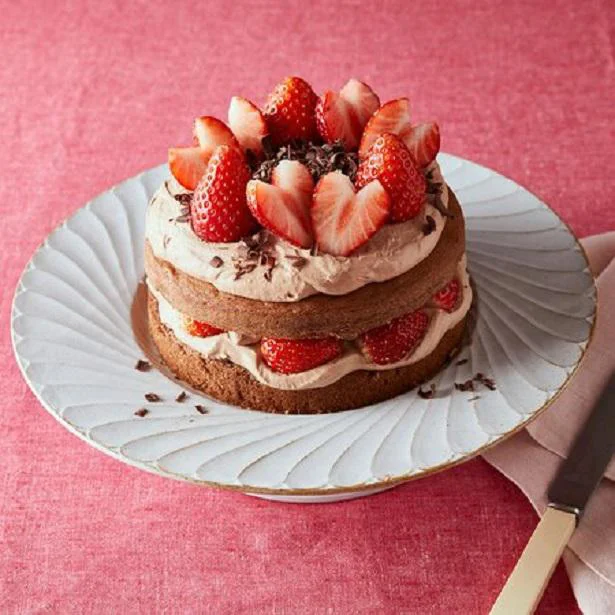 ハートの形にカットしたいちごがキュート！ チョコレートクリームもたっぷりで、簡単なのに華やか