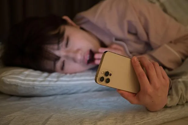 このまま寝るのは何だかイヤだ…!」と、布団に入ってからもスマホを見てしまったりしていませんか?