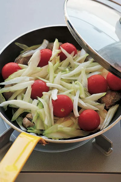 野菜から水分が出るので、蒸すときは油控えめで！ 仕上げにオリーブ油で風味をプラス。