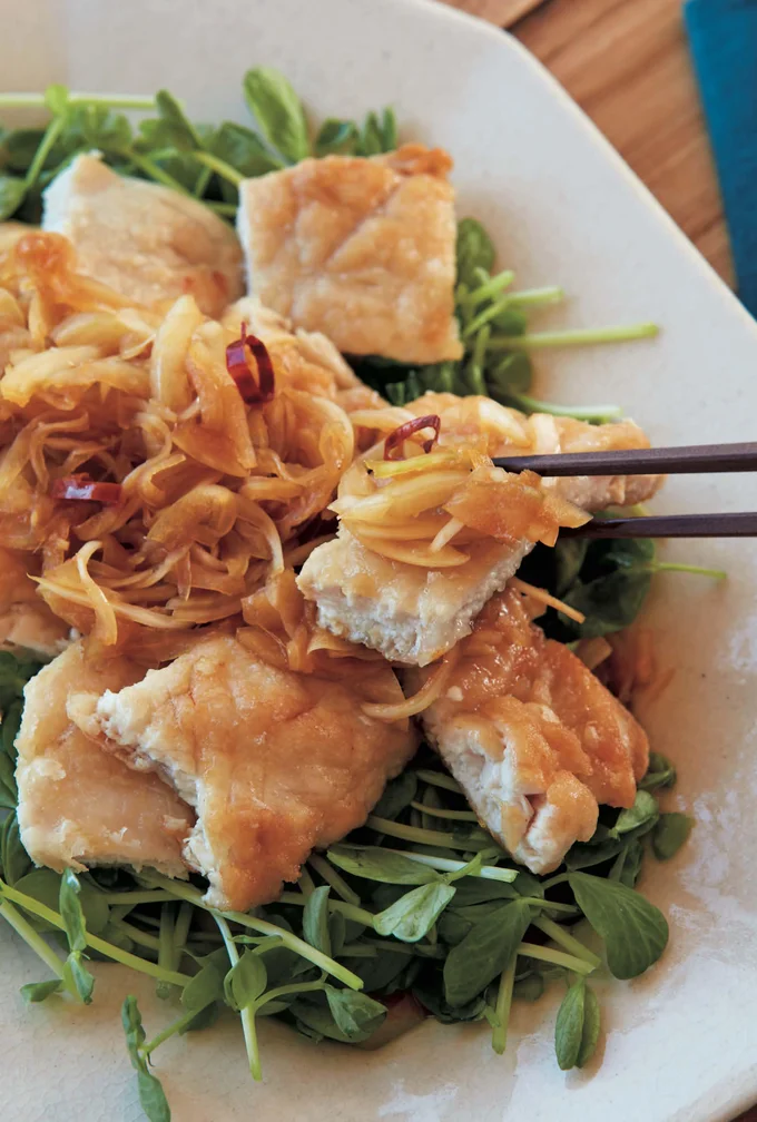 酸味のきいた玉ねぎたっぷりのたれをかけて「揚げない!油淋鶏」