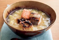 こんがり焼いた鮭をトッピング「白菜のしょうがスープご飯」／白菜使いきりレシピ（15）