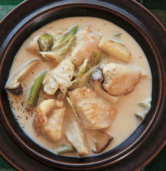 減量中でもシチューが食べたい！ ルウ不使用でさらりと仕上げる「とりむねときのこのクリームシチュー」