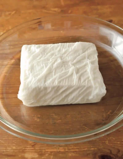 ペーパータオルで豆腐を包み、ラップをかけずにレンチン2分！