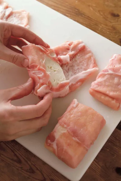 焼くときにくずれないよう、豚肉をしっかり巻きつけて。