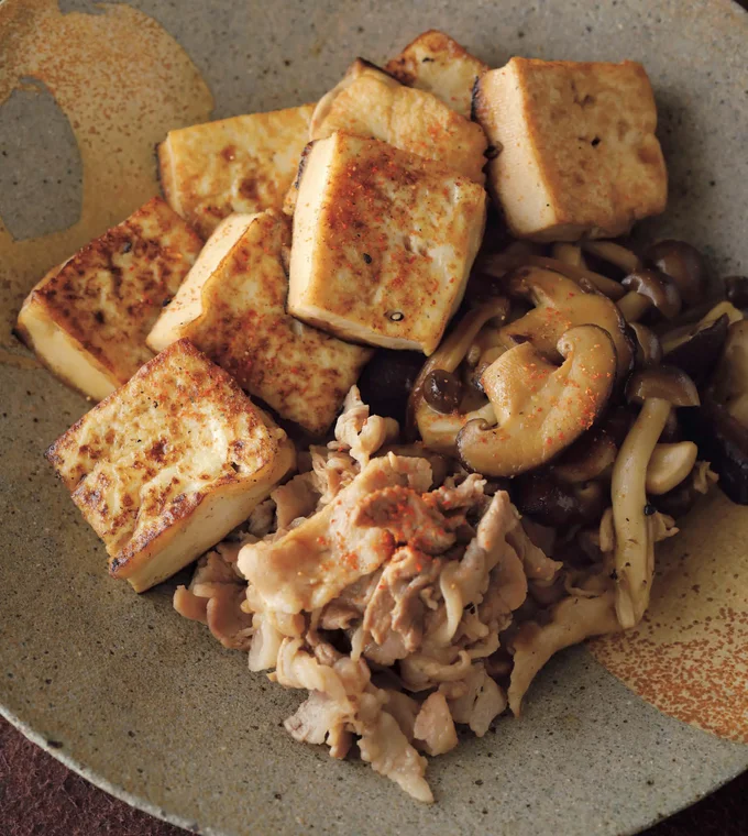 焼いた豆腐とジューシーな豚バラで食べごたえ満点！「こうばし肉豆腐」