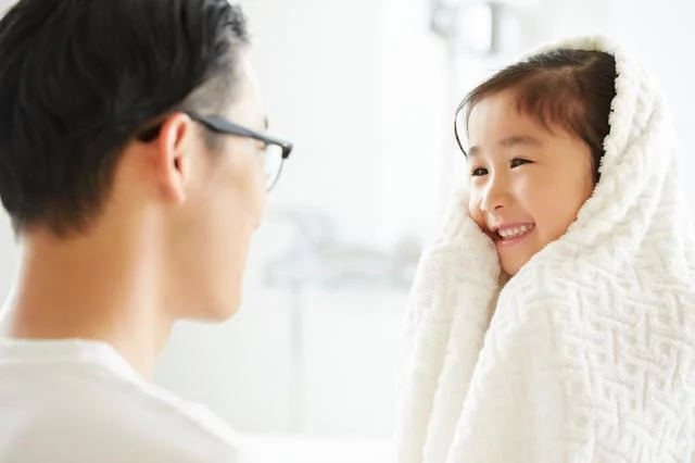 お風呂上がりに拭くのを拒否。そんなときは…キャンプがお役立ち!?／木下ゆーきの子育てアイデア大全（4）
