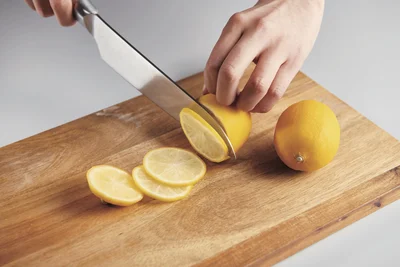 程よいかたさで、冷凍レモンもサクッと切れる。