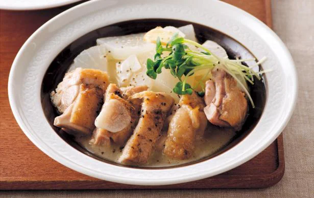 塩こしょうだけのシンプル調味！「やわらかチキンと大根のスープ煮」／大根使いきりレシピ（4）