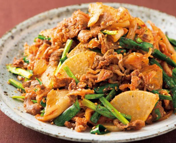 焼き色をつけて甘みが増した大根がおいしい「牛大根のキムチ炒め」／大根使いきりレシピ（6）