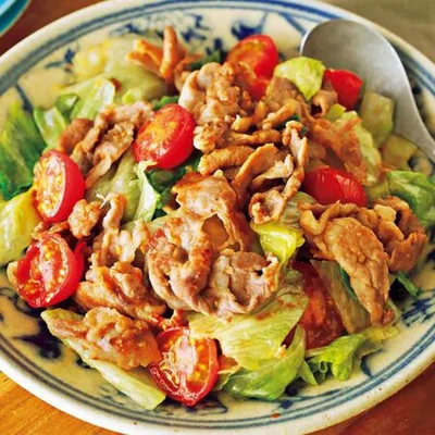 【画像を見る】レタスとトマトは素早く炒めて器へ「豚肉とレタスのうまみそ炒め」