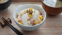 玉ねぎ丸ごと炊飯器に入れるだけ！「新玉ねぎの炊き込みご飯」／このひと手間でいつもの料理が劇的においしくなる（5）