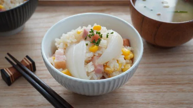 玉ねぎ丸ごと炊飯器に入れるだけ！「新玉ねぎの炊き込みご飯」／このひと手間でいつもの料理が劇的においしくなる（5）