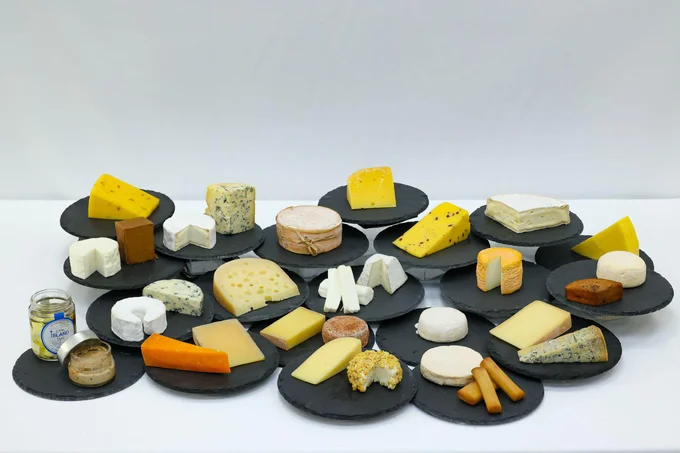 味わいも色も形も味も個性派そろいの日本のチーズ。しょうゆや炭などを使った日本ならではのチーズもある