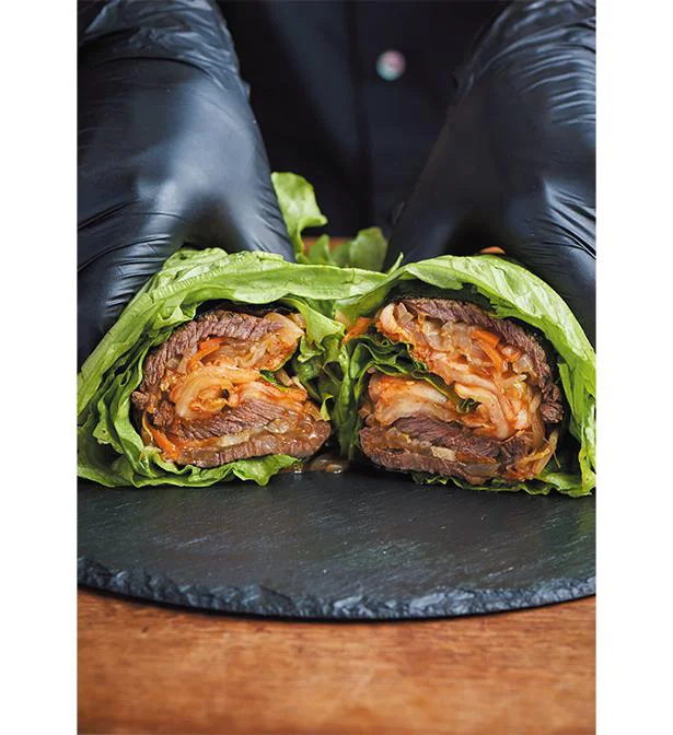 お肉と一緒に野菜をたっぷり食べられる「牛肉とキムチのレタス巻き」／お腹が凹むバヤシの超低糖質レシピ（3）