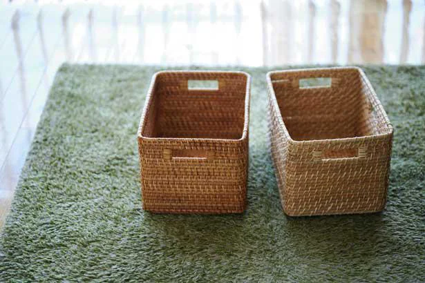 左は7年前、右は最近買ったニトリのラタンのかご。同じ商品でも比較するとずいぶん色や編み方が異なるのがわかる。新居では私と夫のパジャマ入れとして使う予定。幅19×奥行き26×高さ22cm ¥1192/ニトリ