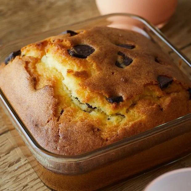 【画像を見る】板チョコがゴロゴロ！ しっとり甘い「チョコチャンクケーキ」