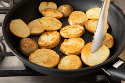 表面にこんがりと焼き色がつくまでじっくりと焼きつける