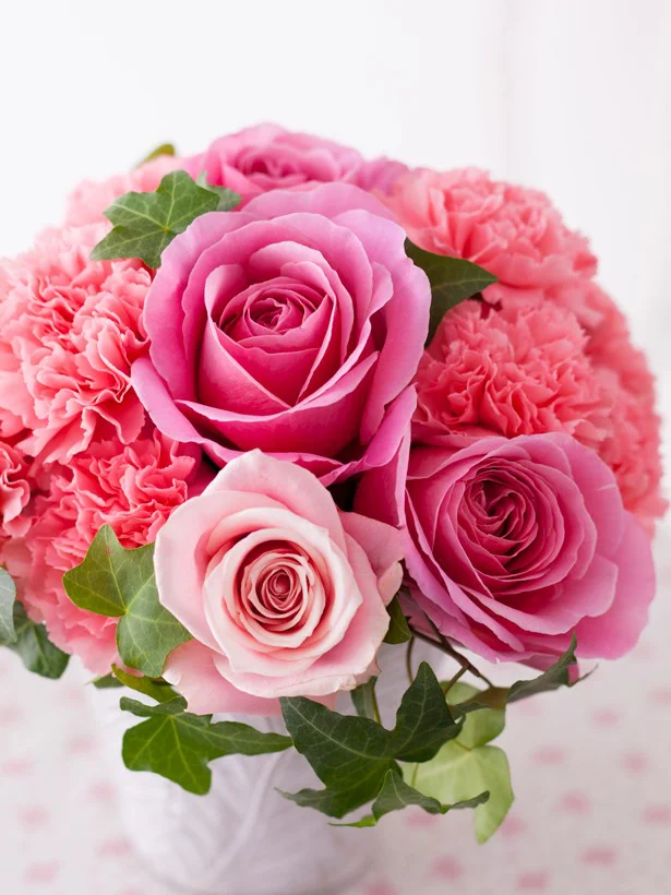 近年人気のピンクがかわいい「バラとカーネーションのギフト（ピンク）」