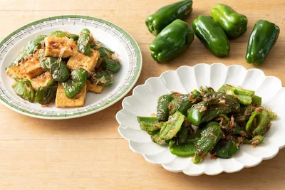 手でちぎって味しみしみ！　野菜本来のおいしさ際立つ「ピーマンのジュワッと焼き」／6月の旬野菜をおいしく食べよう