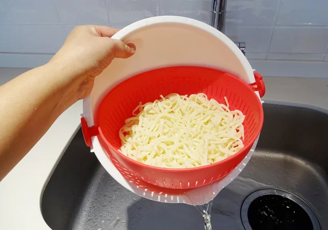 ボウルの中でザルが回転！水切り自在の便利なキッチングッズ