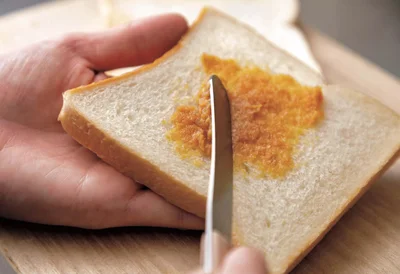 サンドイッチのパンはバター代わりにみそを塗ってみましょう。