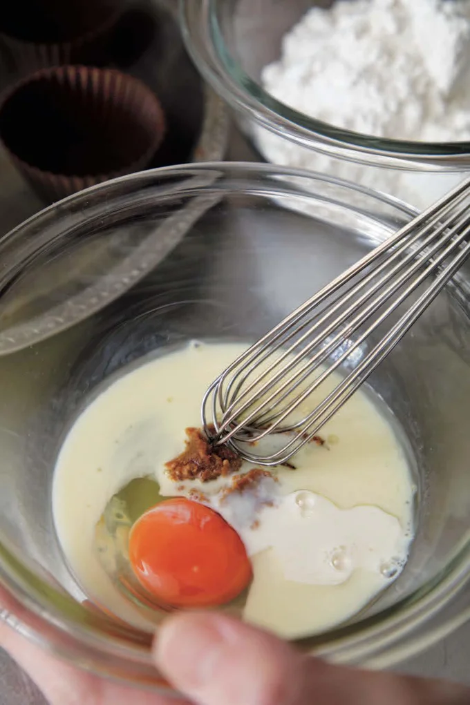 卵、みそ、サラダ油、豆乳を泡立て器でよく混ぜてからホケミを投入。