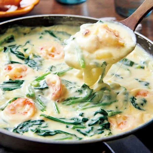 【画像を見る】フライパンだけで簡単!「えびとほうれん草のグラタン」