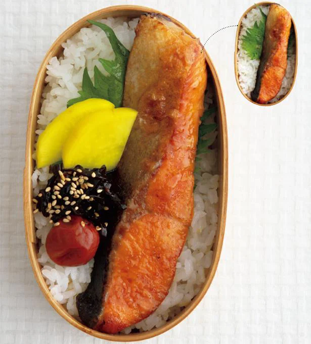 たれで煮絡めた鮭でごはんが進む！「鮭のみりん焼き弁当」／にぎりっ娘。さんの頑張らないお弁当（2）