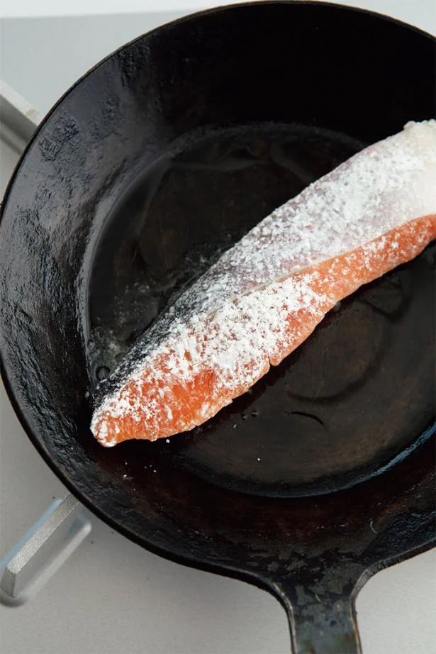 フライパンに油を熱し、両面に焼き色がつくまで焼く