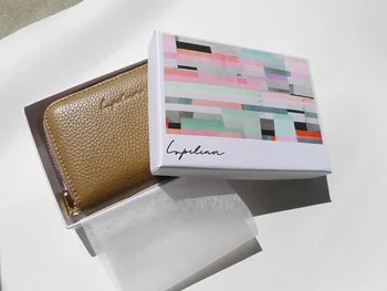お財布を入れてある箱がすごく可愛くて、自分で注文したのにプレゼントをもらったみたいです