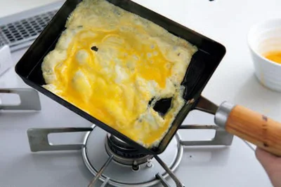 卵焼き器に油を熱し、卵液の1/3 量を流し入れ、全体に薄く広げる。