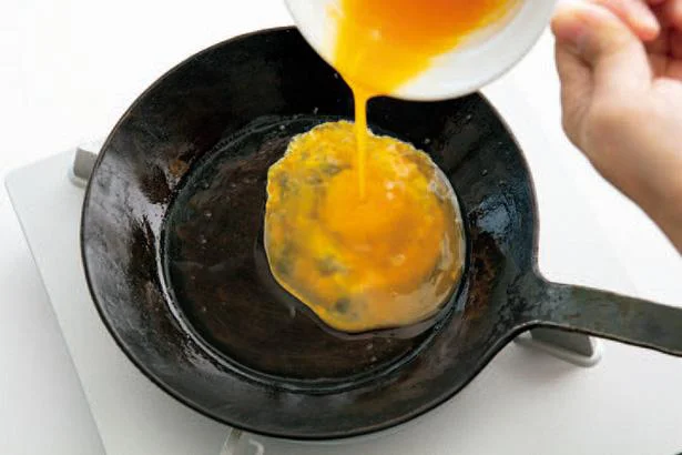 フライパンに油を熱し、卵液を流し入れる。