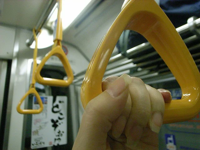 電車のつり革“触れる派”と“触れない派”が真っ向対立！「月曜から夜ふかし」の調査からネット上でも大激論