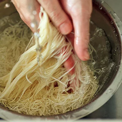 麺は余熱で火を通し食感を残す