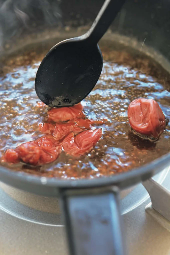 めんつゆと梅肉の強力タッグで、ご飯が進む【鮭の梅風味南蛮】